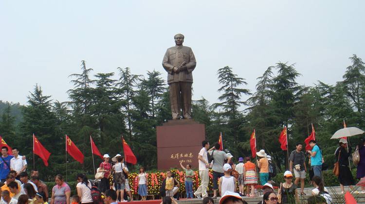 “給毛主席拜年”造就韶山紅色年文化